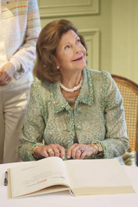 Königin Silvia von Schweden beim Eintrag ins Goldene Buch der Stadt Konstanz zum Jubiläum der Mentor-Stiftung auf der Insel Mainau. Mainau, 08.10.2026
