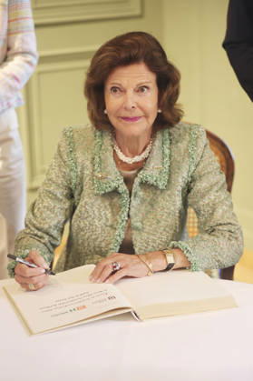 Königin Silvia von Schweden beim Eintrag ins Goldene Buch der Stadt Konstanz zum Jubiläum der Mentor-Stiftung auf der Insel Mainau. Mainau, 08.10.2026