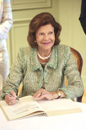 Königin Silvia von Schweden beim Eintrag ins Goldene Buch der Stadt Konstanz zum Jubiläum der Mentor-Stiftung auf der Insel Mainau. Mainau, 08.10.2026