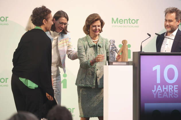 Sybille Perez, Monika Brandt, Bettina Gräfin Bernadotte, Königin Silvia von Schweden und Moritz Ritter bei der Verleihung vom Mentor-Zukunftspreis beim Jubiläum der Mentor-Stiftung auf der Insel Mainau. Mainau, 08.10.2026