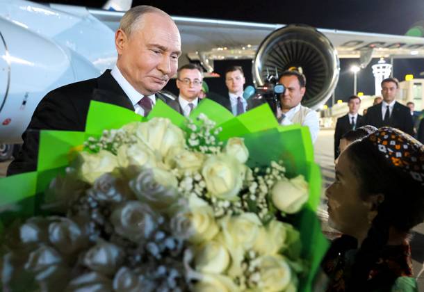 Turkmenistan Russia 9260588 08.10.2026 Russian President Vladimir Putin is welcomed upon arrival at Turkmenbashi International Airport in Turkmenbashi, Turkmenistan. Vladimir Smirnov Sputnik Turkmenbashi Turkmenistan  Copyright: xVladimirxSmirnovx