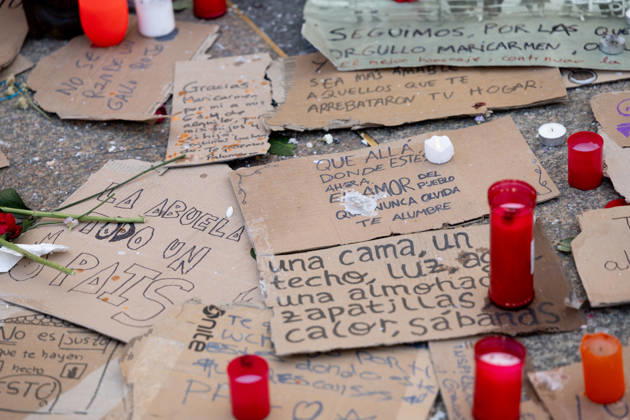 Protesters at Sol Square Stand by Their Demands for Affordable Housing Flowers and candles in tribute to Maricarmen Abascal during the housing protest at Puerta del Sol on October 8, 2026, in Madrid, Spain. The encampment at Sol has spilled over into the square, and the protesters are maintaining their demands against evictions and exorbitant rents. The Official State Gazette (BOE) published yesterday, October 7, the new version of the housing and rent decrees that the Council of Ministers had approved the previous day OCTOBER 8, 2026, Madrid, Spain  Copyright: xEduardoxParrax 7829172