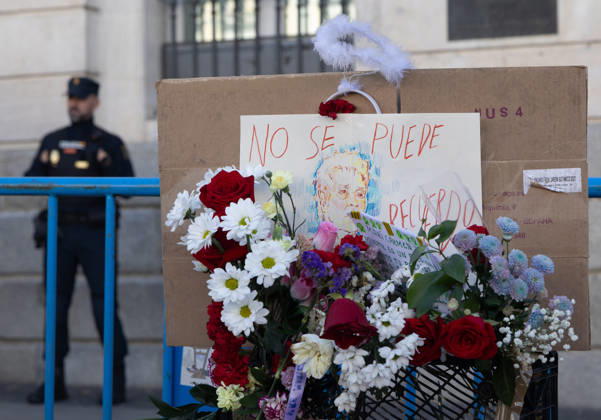 Protesters at Sol Square Stand by Their Demands for Affordable Housing Flowers and candles in tribute to Maricarmen Abascal during the housing protest at Puerta del Sol on October 8, 2026, in Madrid, Spain. The encampment at Sol has spilled over into the square, and the protesters are maintaining their demands against evictions and exorbitant rents. The Official State Gazette (BOE) published yesterday, October 7, the new version of the housing and rent decrees that the Council of Ministers had approved the previous day OCTOBER 8, 2026, Madrid, Spain  Copyright: xEduardoxParrax 7829173