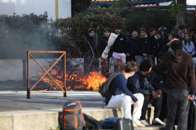 October 8, 2026, Anglet, Nouvelle Aquitaine, France: High school students watch a pile of burning branches on the road outside the Cantau high school in Anglet, southwestern France, amid smoke, during a student protest against overcrowded classrooms, teacher shortages and school underfunding. Anglet France - ZUMAb298 20261008_zsp_b298_001 Copyright: xJulesxBuonx