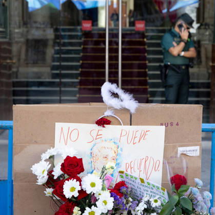Protesters at Sol Square Maintain Their Demands for Affordable Housing Flowers and candles in tribute to Maricarmen Abascal during the housing protest at Puerta del Sol on October 8, 2026, in Madrid, Spain. The encampment at Sol has spilled over into the square, and the protesters are maintaining their demands against evictions and exorbitant rents. The Official State Gazette (BOE) published yesterday, October 7, the new version of the housing and rent decrees that the Council of Ministers had approved the previous day OCTOBER 8, 2026, Madrid, Spain  Copyright: xEduardoxParrax 7829170