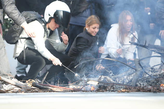 October 8, 2026, Anglet, Nouvelle Aquitaine, France: High school students toast marshmallows on sticks over the embers of a fire of branches burning on the road outside the Cantau high school in Anglet, southwestern France, during a student protest against overcrowded classrooms, teacher shortages and school underfunding. Anglet France - ZUMAb298 20261008_zsp_b298_011 Copyright: xJulesxBuonx