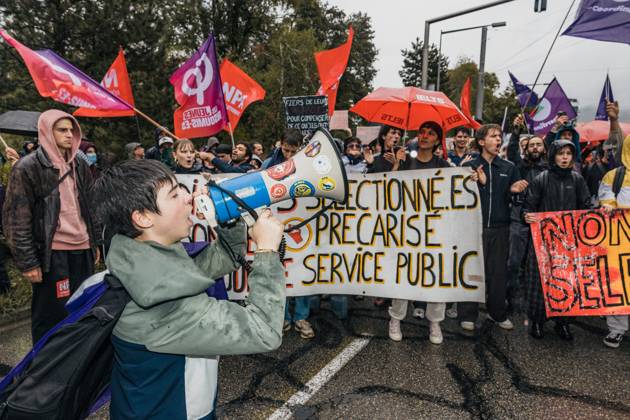 STUDENT PROTEST IN GRENOBLE PHOTOPQR LE DAUPHINE Jean Baptiste BORNIER Grenoble, October 8, 2026, Grenoble, Isère, Thursday, October 8, 2026 High School and College Student Protests Students from the University of Grenoble-Alpes set out on a protest march at 2 p.m. to march to the regional education office and then to the prefecture, accompanied by high school students. The goal was to denounce their learning conditions and demand more resources for the national education system. Photo: DL Jean Baptiste Bornier France Fires have broken out at several schools in France as students protest by blocking educational institutions nationwide over school funding and learning conditions. Grenoble, Isère, Rhône-Alpes, France Copyright: xPHOTOPQR LExDAUPHINE MAXPPPxJean-BaptistexBORNIERx 20261008JDL0365 20261008JDL0365