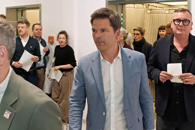 Berlin, 08.10.2026: Steffen Krach (SPD) trifft nach Abschluss der Vorgespräche von Die Linke Berlin, Bündnis 90 Die Grünen Berlin und SPD Berlin zum gemeinsamen Pressestatement im Foyer des Hauses der Statistik ein. Pressestatement von Linke, Grünen und SPD in Berlin