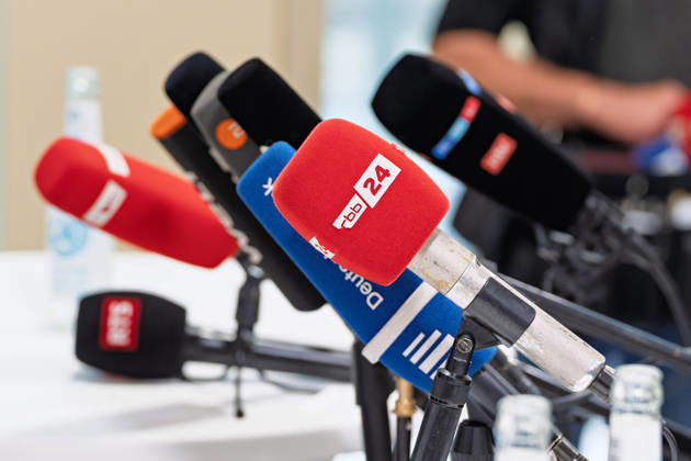 Berlin, 08.10.2026: Mikrofone von rbb24, Deutschlandfunk und weiteren Medien stehen beim gemeinsamen Pressestatement von Die Linke Berlin, Bündnis 90 Die Grünen Berlin und SPD Berlin nach Abschluss der Vorgespräche im Foyer des Hauses der Statistik auf einem Stehtisch. Pressestatement von Linke, Grünen und SPD in Berlin