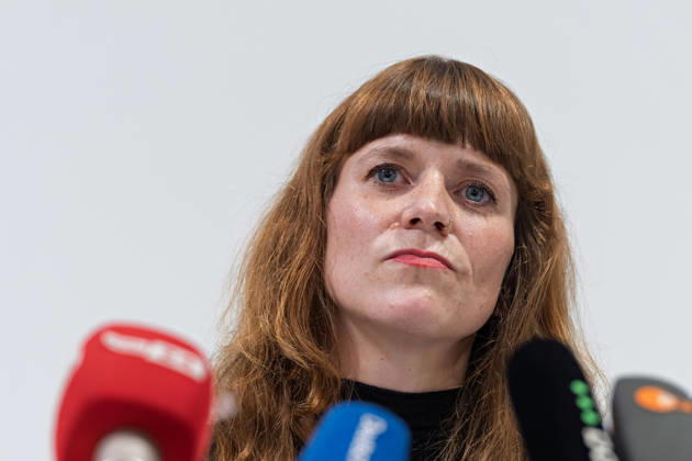 Berlin, 08.10.2026: Kerstin Wolter-Ehling (Die Linke) hört beim gemeinsamen Pressestatement von Die Linke Berlin, Bündnis 90 Die Grünen Berlin und SPD Berlin nach Abschluss der Vorgespräche im Foyer des Hauses der Statistik zu. Pressestatement von Linke, Grünen und SPD in Berlin