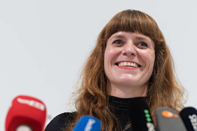 Berlin, 08.10.2026: Kerstin Wolter-Ehling (Die Linke) lacht beim gemeinsamen Pressestatement von Die Linke Berlin, Bündnis 90 Die Grünen Berlin und SPD Berlin nach Abschluss der Vorgespräche im Foyer des Hauses der Statistik hinter den Mikrofonen der Medien. Pressestatement von Linke, Grünen und SPD in Berlin