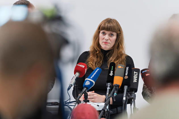 Berlin, 08.10.2026: Kerstin Wolter-Ehling (Die Linke) steht beim gemeinsamen Pressestatement von Die Linke Berlin, Bündnis 90 Die Grünen Berlin und SPD Berlin nach Abschluss der Vorgespräche im Foyer des Hauses der Statistik hinter den Mikrofonen, im Vordergrund Medienvertreter. Pressestatement von Linke, Grünen und SPD in Berlin