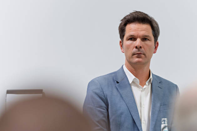 Berlin, 08.10.2026: Steffen Krach (SPD) hört beim gemeinsamen Pressestatement von Die Linke Berlin, Bündnis 90 Die Grünen Berlin und SPD Berlin nach Abschluss der Vorgespräche im Foyer des Hauses der Statistik zu. Pressestatement von Linke, Grünen und SPD in Berlin