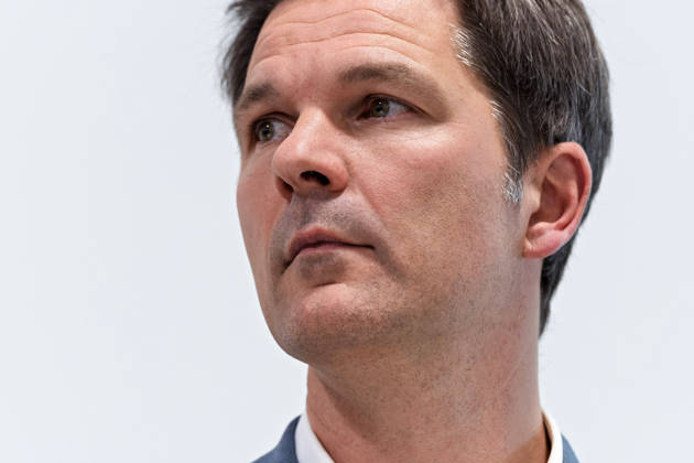 Berlin, 08.10.2026: Steffen Krach (SPD) blickt beim gemeinsamen Pressestatement von Die Linke Berlin, Bündnis 90 Die Grünen Berlin und SPD Berlin nach Abschluss der Vorgespräche im Foyer des Hauses der Statistik zur Seite. Pressestatement von Linke, Grünen und SPD in Berlin