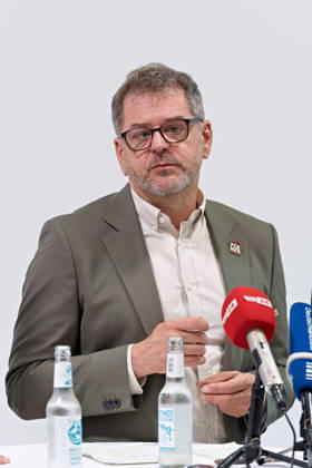 Berlin, 08.10.2026: Werner Graf (Bündnis 90 Die Grünen) gestikuliert beim gemeinsamen Pressestatement von Die Linke Berlin, Bündnis 90 Die Grünen Berlin und SPD Berlin nach Abschluss der Vorgespräche im Foyer des Hauses der Statistik hinter den Mikrofonen der Medien. Pressestatement von Linke, Grünen und SPD in Berlin
