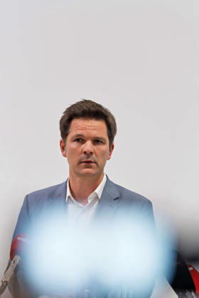 Berlin, 08.10.2026: Steffen Krach (SPD) spricht beim gemeinsamen Pressestatement von Die Linke Berlin, Bündnis 90 Die Grünen Berlin und SPD Berlin nach Abschluss der Vorgespräche im Foyer des Hauses der Statistik hinter den Mikrofonen der Medien. Pressestatement von Linke, Grünen und SPD in Berlin