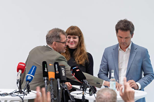 Berlin, 08.10.2026: Werner Graf (Bündnis 90 Die Grünen, l.) spricht beim gemeinsamen Pressestatement nach Abschluss der Vorgespräche ihrer Parteien im Foyer des Hauses der Statistik mit Kerstin Wolter-Ehling (Die Linke, M.), rechts Steffen Krach (SPD). Pressestatement von Linke, Grünen und SPD in Berlin