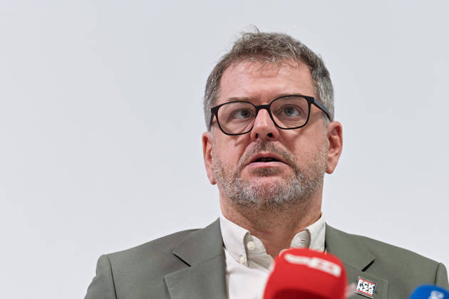 Berlin, 08.10.2026: Werner Graf (Bündnis 90 Die Grünen) spricht beim gemeinsamen Pressestatement von Die Linke Berlin, Bündnis 90 Die Grünen Berlin und SPD Berlin nach Abschluss der Vorgespräche im Foyer des Hauses der Statistik in die Mikrofone der Medien. Pressestatement von Linke, Grünen und SPD in Berlin