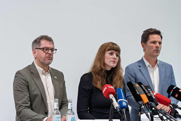 Berlin, 08.10.2026: Werner Graf (Bündnis 90 Die Grünen, l.), Kerstin Wolter-Ehling (Die Linke, M.) und Steffen Krach (SPD, r.) stehen beim gemeinsamen Pressestatement nach Abschluss der Vorgespräche ihrer Parteien im Foyer des Hauses der Statistik hinter den Mikrofonen der Medien. Pressestatement von Linke, Grünen und SPD in Berlin