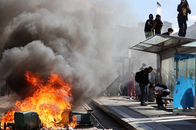 High School Students Protest, Act 4, in Bordeaux PHOTOPQR SUD OUEST Fabien Cottereau SO Bordeaux October 8, 2026 High School Students Protest, Act 4, in Bordeaux, some disturbances in the mid-afternoon France Fires have broken out at several schools in France as students protest by blocking access to educational institutions nationwide over school funding and learning conditions Bordeaux GIRONDE France  Copyright: xPHOTOPQR SUDxOUEST MAXPPPxFabienxCottereaux xSOx 20261008SDO0516 20261008SDO0516