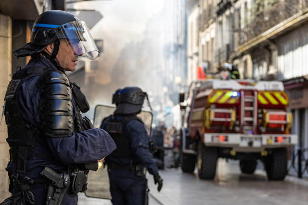 Police And Firefighters Intervene During High School Students Protest - Bordeaux Police officers and fire trucks stand near burning rubbish bins during tensions on the sidelines of a high school students demonstration in front of Lycée Michel Montaigne. The incident occurred as students were mobilized as part of a nationwide protest movement over education and school conditions, in Bordeaux, France, on October 8, 2026. Photo by Margot Le Gonidec ABACAPRESS.COM Bordeaux France  Copyright: xLexGonidecxMargot ABACAx
