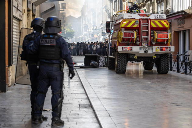 Police And Firefighters Intervene During High School Students Protest - Bordeaux Police officers and fire trucks stand near burning rubbish bins during tensions on the sidelines of a high school students demonstration in front of Lycée Michel Montaigne. The incident occurred as students were mobilized as part of a nationwide protest movement over education and school conditions, in Bordeaux, France, on October 8, 2026. Photo by Margot Le Gonidec ABACAPRESS.COM Bordeaux France  Copyright: xLexGonidecxMargot ABACAx