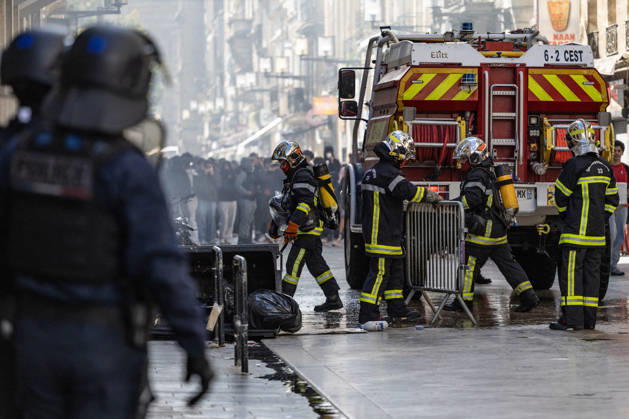 Police And Firefighters Intervene During High School Students Protest - Bordeaux Police officers and fire trucks stand near burning rubbish bins during tensions on the sidelines of a high school students demonstration in front of Lycée Michel Montaigne. The incident occurred as students were mobilized as part of a nationwide protest movement over education and school conditions, in Bordeaux, France, on October 8, 2026. Photo by Margot Le Gonidec ABACAPRESS.COM Bordeaux France  Copyright: xLexGonidecxMargot ABACAx