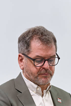 Berlin, 08.10.2026: Werner Graf (Bündnis 90 Die Grünen) blickt beim gemeinsamen Pressestatement von Die Linke Berlin, Bündnis 90 Die Grünen Berlin und SPD Berlin nach Abschluss der Vorgespräche im Foyer des Hauses der Statistik nach unten. Pressestatement von Linke, Grünen und SPD in Berlin