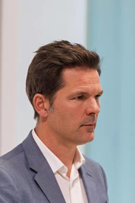 Berlin, 08.10.2026: Steffen Krach (SPD), im Profil aufgenommen beim gemeinsamen Pressestatement von Die Linke Berlin, Bündnis 90 Die Grünen Berlin und SPD Berlin nach Abschluss der Vorgespräche im Foyer des Hauses der Statistik. Pressestatement von Linke, Grünen und SPD in Berlin