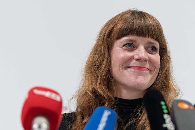 Berlin, 08.10.2026: Kerstin Wolter-Ehling (Die Linke) lächelt beim gemeinsamen Pressestatement von Die Linke Berlin, Bündnis 90 Die Grünen Berlin und SPD Berlin nach Abschluss der Vorgespräche im Foyer des Hauses der Statistik. Pressestatement von Linke, Grünen und SPD in Berlin