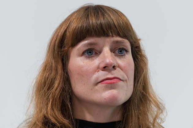 Berlin, 08.10.2026: Kerstin Wolter-Ehling (Die Linke) hört beim gemeinsamen Pressestatement von Die Linke Berlin, Bündnis 90 Die Grünen Berlin und SPD Berlin nach Abschluss der Vorgespräche im Foyer des Hauses der Statistik zu. Pressestatement von Linke, Grünen und SPD in Berlin