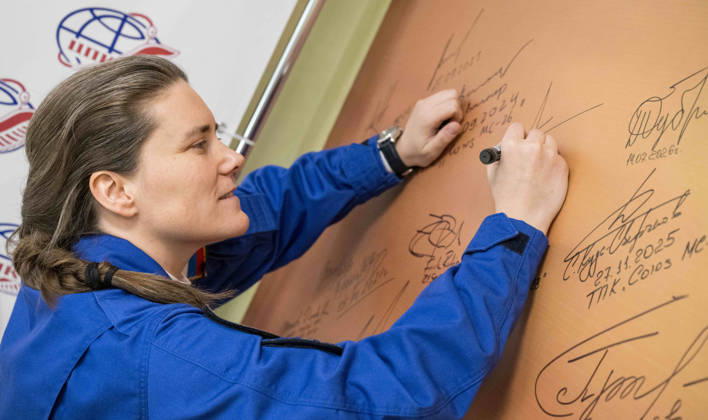 October 8, 2026, Baikonur, Kazakhstan: Baikonur, Kazakhstan. 14 July, 2026. Roscosmos cosmonaut Anna Kikina signs a mural at the Cosmonaut Hotel before departing for suit-up and launch, July 14, 2026 in Baikonur, Kazakhstan. Signing the mural is a preflight tradition. Baikonur Kazakhstan - ZUMAp138 20261008_zaa_p138_030 Copyright: xBillxIngalls Nasax