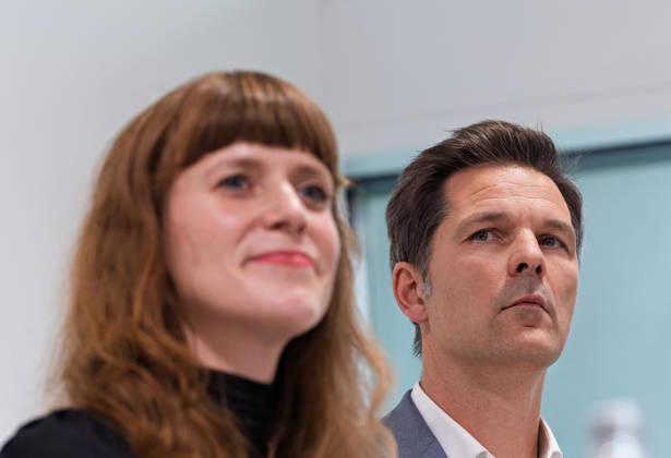 Berlin, 08.10.2026: Steffen Krach (SPD, r.) steht beim gemeinsamen Pressestatement nach Abschluss der Vorgespräche ihrer Parteien im Foyer des Hauses der Statistik neben der lächelnden Kerstin Wolter-Ehling (Die Linke). Pressestatement von Linke, Grünen und SPD in Berlin