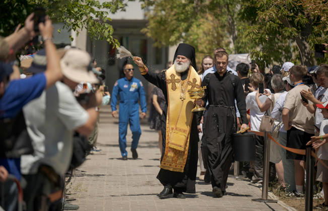 October 8, 2026, Baikonur, Kazakhstan: Baikonur, Kazakhstan. 14 July, 2026. A Russian Orthodox priest blesses onlookers as the Expedition 75 crew prepares to depart the Cosmonaut Hotel for suit-up, July 14, 2026 in Baikonur, Kazakhstan. The crew launched later that day to the International Space Station. Baikonur Kazakhstan - ZUMAp138 20261008_zaa_p138_029 Copyright: xBillxIngalls Nasax