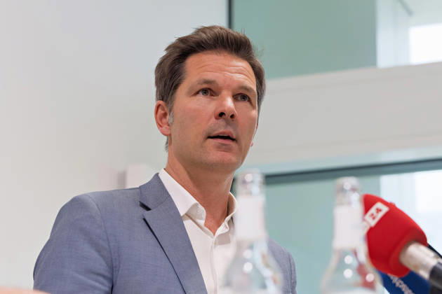 Berlin, 08.10.2026: Steffen Krach (SPD) spricht beim gemeinsamen Pressestatement von Die Linke Berlin, Bündnis 90 Die Grünen Berlin und SPD Berlin nach Abschluss der Vorgespräche im Foyer des Hauses der Statistik in die Mikrofone der Medien. Pressestatement von Linke, Grünen und SPD in Berlin