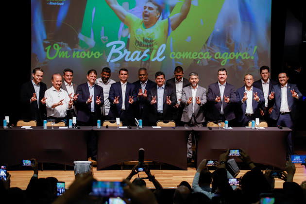 BRASiLIA, DF - 08.10.2026: FLaVIO MEETS WITH POLITICIANS FROM THE PL - Presidential candidate Flavio Bolsonaro meets with PL deputies and governors elected this Thursday (October 8th) at the Brasil 21 building. x3026706x  JoaoxPedroxCarvalho