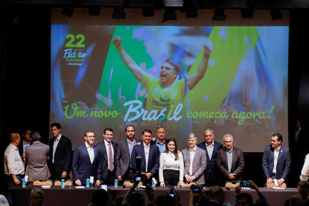 BRASiLIA, DF - 08.10.2026: FLaVIO MEETS WITH POLITICIANS FROM THE PL - Presidential candidate Flavio Bolsonaro meets with PL deputies and governors elected this Thursday (October 8th) at the Brasil 21 building. x3026708x  JoaoxPedroxCarvalho