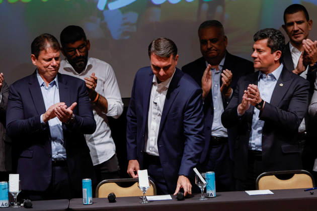 BRASiLIA, DF - 08.10.2026: FLaVIO MEETS WITH POLITICIANS FROM THE PL - Presidential candidate Flavio Bolsonaro meets with PL deputies and governors elected this Thursday (October 8th) at the Brasil 21 building. x3026716x  JoaoxPedroxCarvalho