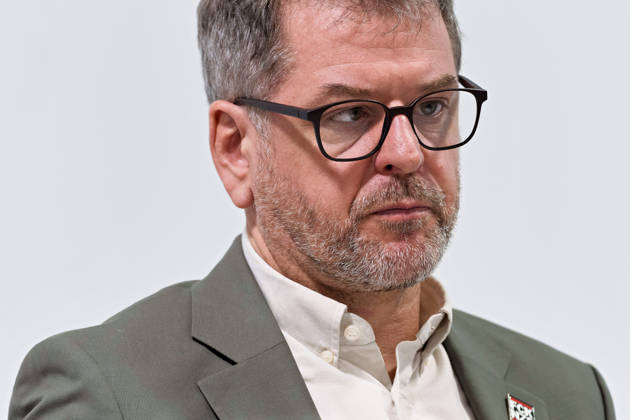 Berlin, 08.10.2026: Werner Graf (Bündnis 90 Die Grünen) blickt beim gemeinsamen Pressestatement von Die Linke Berlin, Bündnis 90 Die Grünen Berlin und SPD Berlin nach Abschluss der Vorgespräche im Foyer des Hauses der Statistik zur Seite. Pressestatement von Linke, Grünen und SPD in Berlin