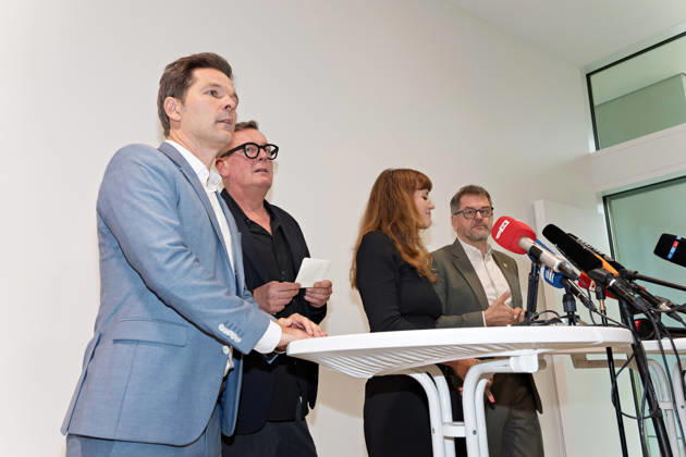 Berlin, 08.10.2026: Steffen Krach (SPD, l.), Kerstin Wolter-Ehling (Die Linke, 2.v.r.) und Werner Graf (Bündnis 90 Die Grünen, r.) stehen nach Abschluss der Vorgespräche ihrer Parteien im Foyer des Hauses der Statistik zu Beginn ihres gemeinsamen Pressestatements vor den Mikrofonen. Pressestatement von Linke, Grünen und SPD in Berlin