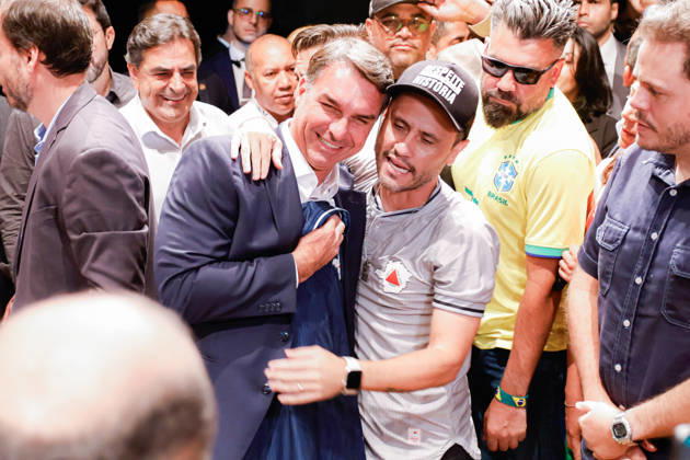BRASiLIA, DF - 08.10.2026: FLaVIO MEETS WITH POLITICIANS FROM THE PL - Presidential candidate Flavio Bolsonaro meets with PL deputies and governors elected this Thursday (October 8th) at the Brasil 21 building. x3026727x  JoaoxPedroxCarvalho