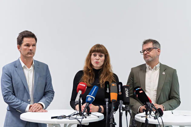 Berlin, 08.10.2026: Kerstin Wolter-Ehling (Die Linke, M.) spricht neben Steffen Krach (SPD, l.) und Werner Graf (Bündnis 90 Die Grünen, r.) beim gemeinsamen Pressestatement nach Abschluss der Vorgespräche ihrer Parteien im Foyer des Hauses der Statistik. Pressestatement von Linke, Grünen und SPD in Berlin