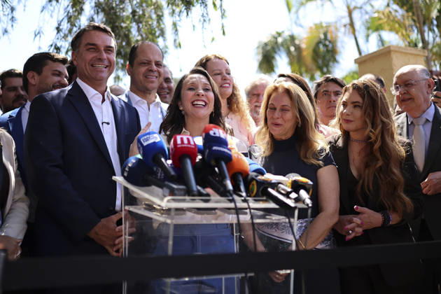 Brazilian presidential candidate Flavio Bolsonaro of the Liberal Party BRASILIA, BRAZIL - OCTOBER 08 : Brazilian presidential candidate Flavio Bolsonaro of the Liberal Party (PL) speaks to the press during a meeting with elected governors ahead of the presidential runoff election, in Brasilia, Brazil on October 08, 2026. Mateus Bonomi Anadolu Brasilia Brazil. Editorial use only. Please get in touch for any other usage.  Copyright: x2026xAnadoluxMateusxBonomix