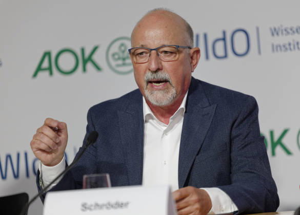 AOK-Fehlzeitenreport 2026 vorgestellt 2026-10-08 Deutschland, Berlin PressekonferenzFehlzeiten-Report 2026 des AOK-Bundesverbands und des Wissenschaftlichen instituts der AOK (WIsO). Im Bild Helmut Schröder, Geschäftsführer des Wissenschaftlichen Instituts der AOK und Mitherausgeber des Reports, Prof. Dr. med. Steffi G. Riedel-Heller, MPH, Direktorin des Instituts für Sozialmedizin, Arbeitsmedizin unbd Publich Health der Universität Leipzig sowie Mit-Autorin des Fehlzeiten-Reports 2026.