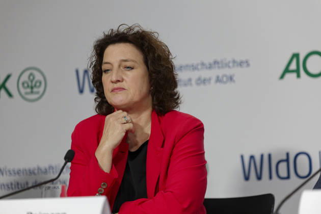AOK-Fehlzeitenreport 2026 vorgestellt 2026-10-08 Deutschland, Berlin PressekonferenzFehlzeiten-Report 2026 des AOK-Bundesverbands und des Wissenschaftlichen instituts der AOK (WIsO). Im Bild Dr. Carola Reimann, Vorstandsvorsitzende AOK-Bundesverband.