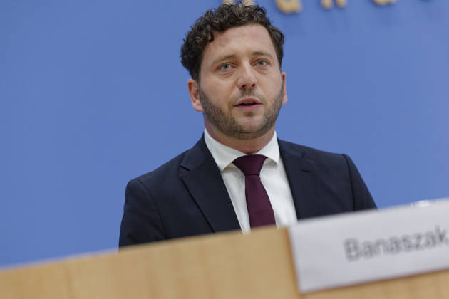 Grüne stellen Plan für Deutschland vor 2026-10-08 Deutschland, Berlin Bundespressekonferenz zur Vorstellung des Leitantrages Unser Plan für Deutschland der Grünen-Bundestagsfraktion. Im Bild Felix Banaszak, Bundesvorsitzender Bündnis 90 Die Grünen.