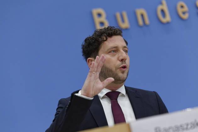 Grüne stellen Plan für Deutschland vor 2026-10-08 Deutschland, Berlin Bundespressekonferenz zur Vorstellung des Leitantrages Unser Plan für Deutschland der Grünen-Bundestagsfraktion. Im Bild Felix Banaszak, Bundesvorsitzender Bündnis 90 Die Grünen.