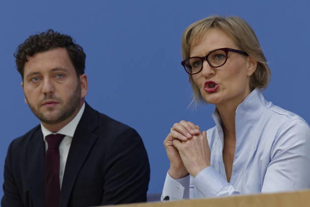 Grüne stellen Plan für Deutschland vor 2026-10-08 Deutschland, Berlin Bundespressekonferenz zur Vorstellung des Leitantrages Unser Plan für Deutschland der Grünen-Bundestagsfraktion. Im Bild Felix Banasz, Bundesvorstizender von Bündnis 90 Die Grünen, und Franziska Brantner, Bundesvorsitzende Bündnis 90 Die Grünen.