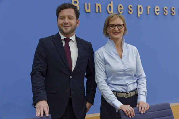 Grüne stellen Plan für Deutschland vor 2026-10-08 Deutschland, Berlin Bundespressekonferenz zur Vorstellung des Leitantrages Unser Plan für Deutschland der Grünen-Bundestagsfraktion. Im Bild Felix Banasz, Bundesvorstizender von Bündnis 90 Die Grünen, und Franziska Brantner, Bundesvorsitzende Bündnis 90 Die Grünen.