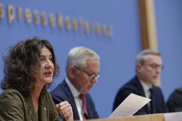 Normenkontrollrat zum Bürokratieabbau 2026-10-08 Deutschland, Berlin Bundespressekonferenz: Jahresbericht des Nationalen Normenkontrollrats (NKR) zum Bürokratieabbau. Im Bild v. l. Prof. Dr. Sabine Kuhlmann, Stellv. Vorsitzende des Nationlen Normenkontrollrats, Lutz Goebel, Vorsitzender des Nationalen Normenkontrollrats, Karsten Wildberger (CDU), Bundesminister für Digitalisierung und Staatsmodernisierung.